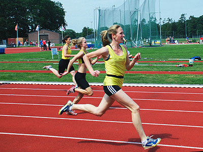 Anneloes Niesink (voorgrond) en Ilja Voltman (achtergrond) op de 200 meter