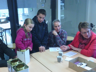 Anne en Tom Rewinkel verrichten de eerste trekking